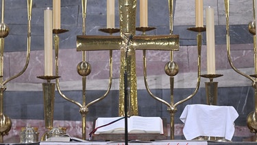 Kreuz am Altar einer evangelischen Kirche am Ostersonntag (Symbolbild) | Bild: pa/dpa/Felix Hörhager