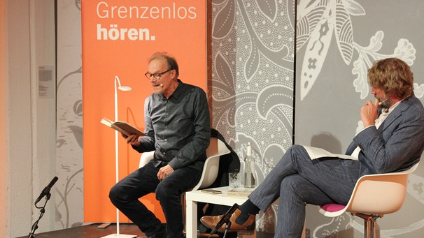 Lesung in Augsburg mit Edgar Selge und Moderator Knut Cordsen | Bild: BR
