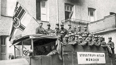 Bewaffnete Nazis in München, die am Hitlerputsch teilnehmen. (09.11.1923) | Bild: picture-alliance / Mary Evans Picture Library | -