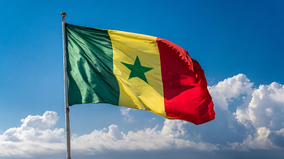 Die Fahne von Senegal, flattert im Wind, isoliert, gegen den blauen Himmel | Bild: picture alliance / Bildagentur-online | Sunny Celeste