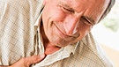 Herzinfarkt-Patienten werden immer jünger. Im Bild: Mann mit Schmerzem im Brustkorb | Bild: colourbox.com