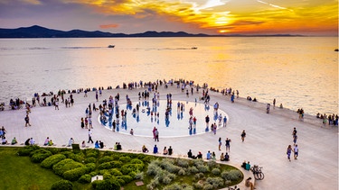 Zadar: originell ausgebaute Uferpromenade, nach Sonnenuntergang erzeugt das kreisrunde Photovoltaik Glasdeck vom Wellengang beeinflusste bunte Lichteffekte, Kroatische Adria | Bild: picture alliance / DUMONT Bildarchiv | Frank Heuer
