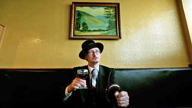 James Joyce celebrations. John Shevlin dressed as James Joyce in O'Loughney's bar in Dun Laoighaire Co Dublin. | Bild: picture alliance / empics | Julien Behal
