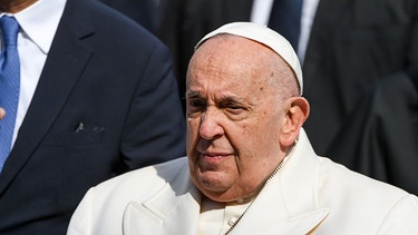 Porträt des weiß gekleideten Papst Franziskus | Bild: picture alliance / ZUMAPRESS.com | Alessio Marini